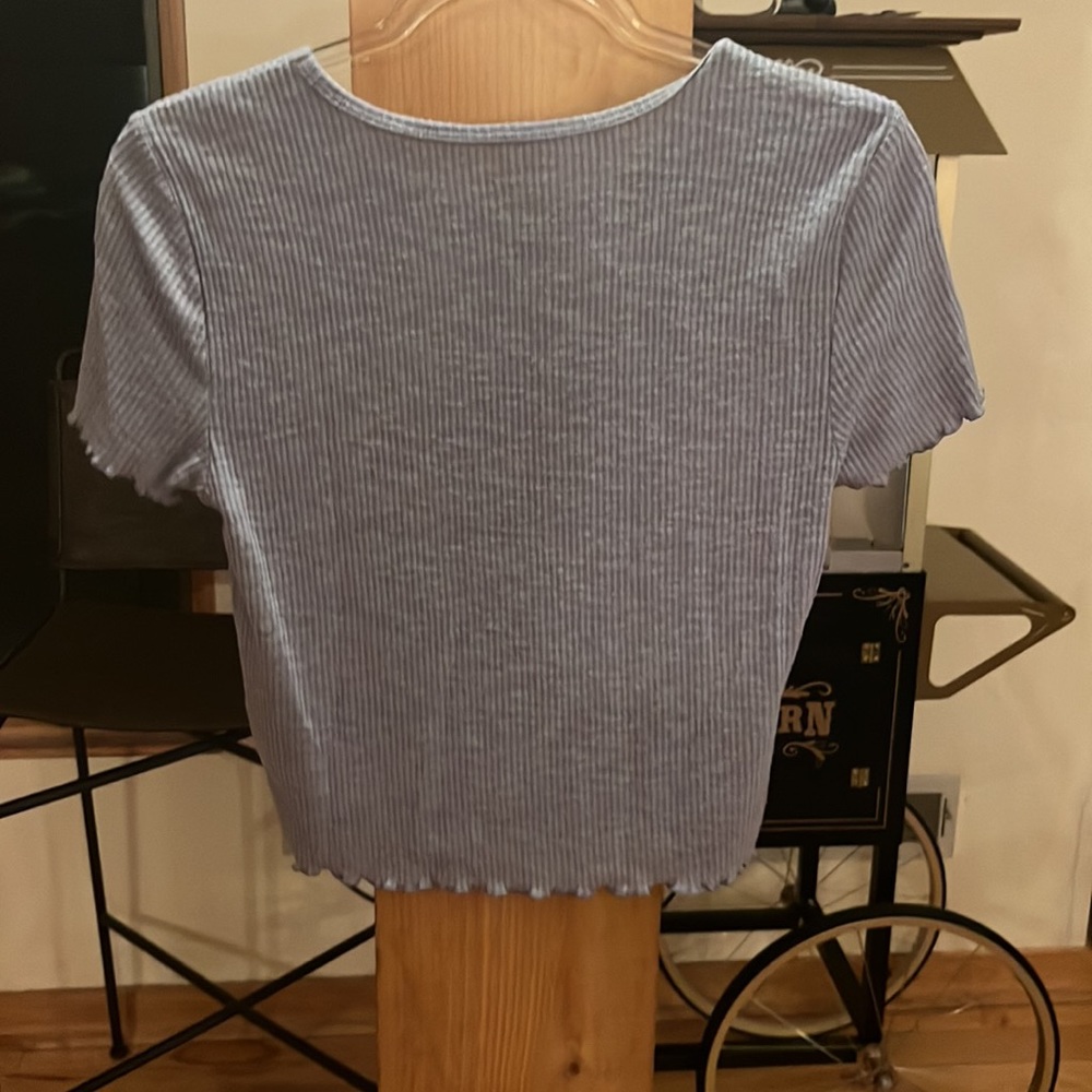 American Eagle Women’s Cropped Tee - Picture 2 of 3